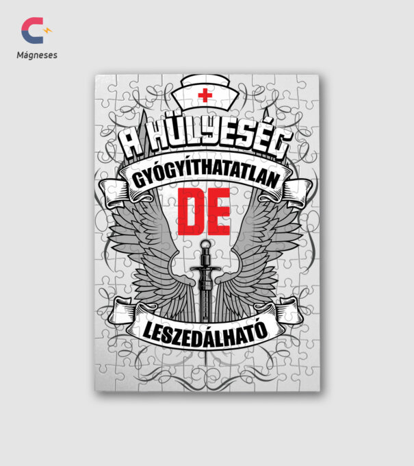 A hülyeség gyógyíthatatlan minta fehér pólón