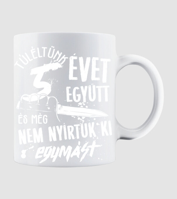 Még nem nyírtuk ki egymást 5 éve együtt minta fehér pólón