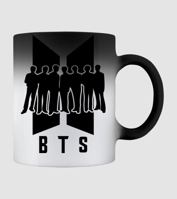 BTS minta fekete pólón