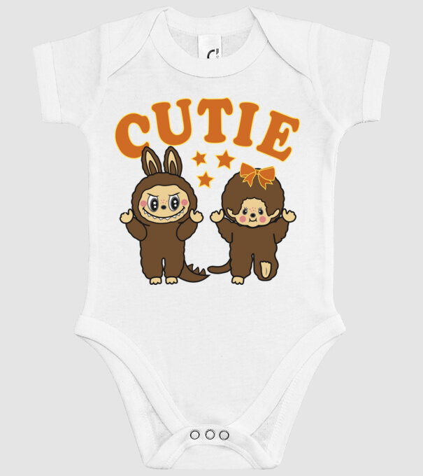 Aranyos Chhichi és Zimomo (Labubu) minta fehér pólón