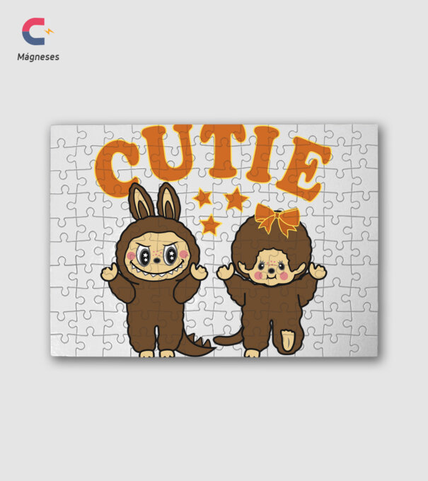 Aranyos Chhichi és Zimomo (Labubu) minta fehér pólón