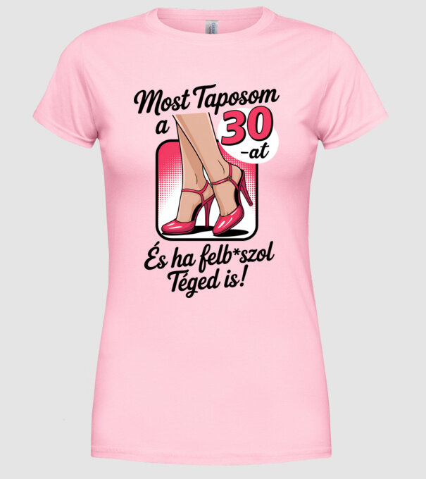 Most taposom a 30-at minta világos rózsaszín pólón