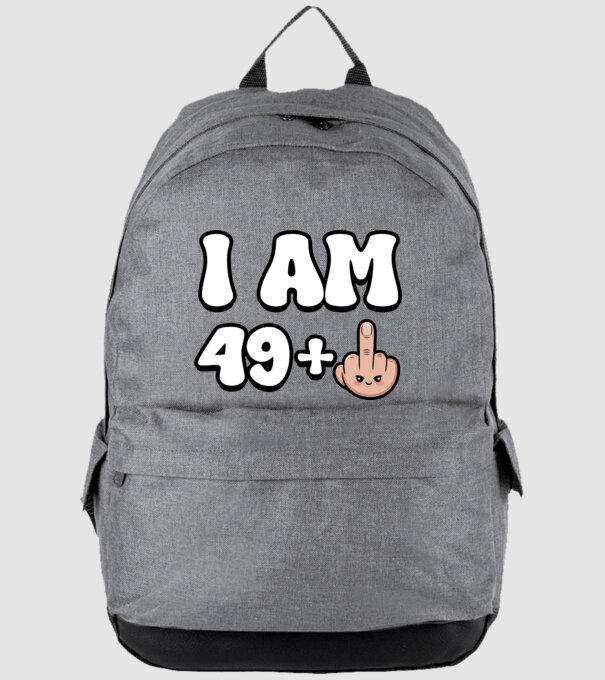 I am 49+1 minta szürke pólón