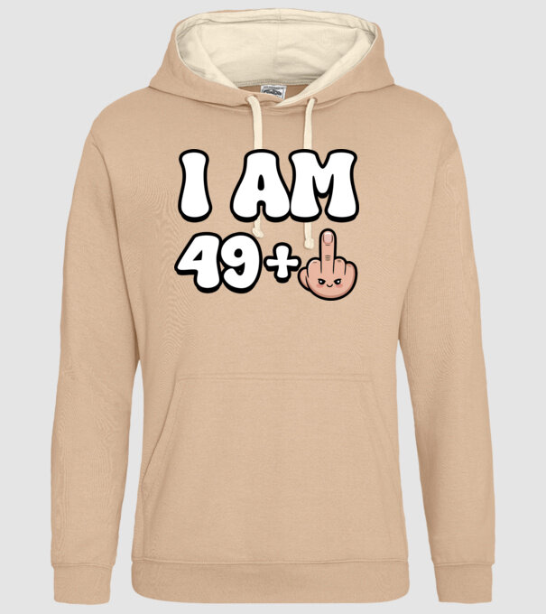 I am 49+1 minta homokszín pólón
