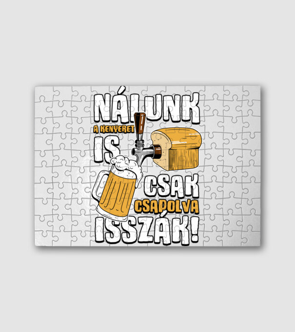 Nálunk a kenyeret is csak csapolva isszák! minta fehér pólón