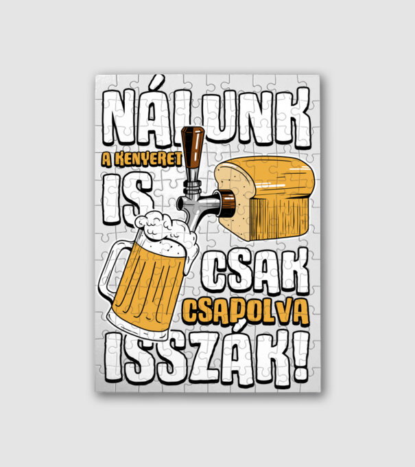 Nálunk a kenyeret is csak csapolva isszák! minta fehér pólón