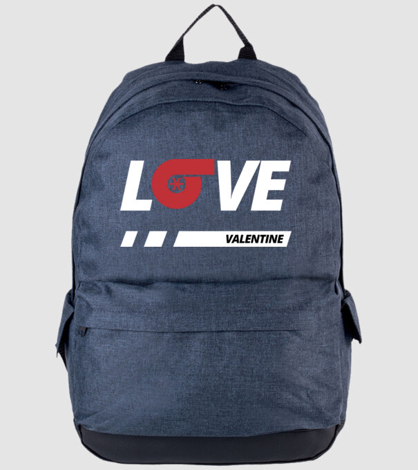 Love minta farmerkék pólón