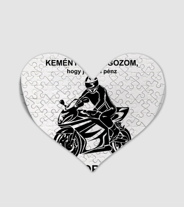 Keményen dolgozom minta fehér pólón