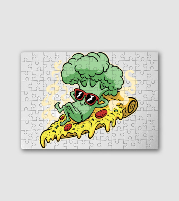 Brokkolis pizza minta fehér pólón