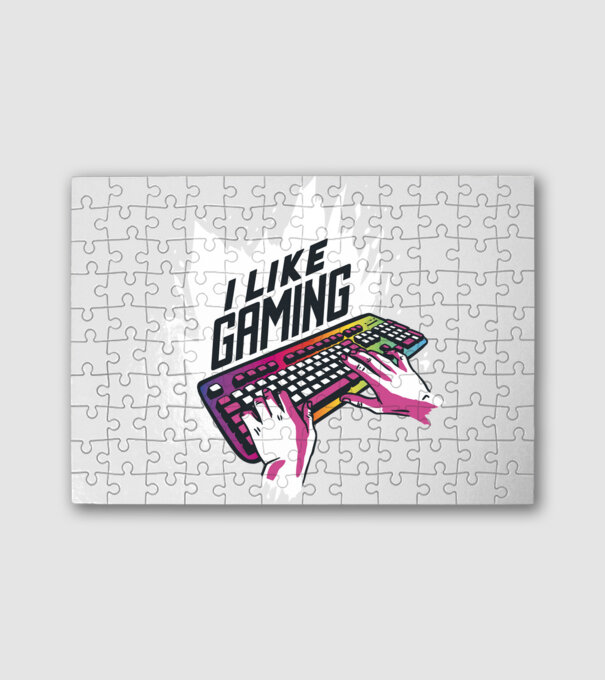 Gamer minta fehér pólón