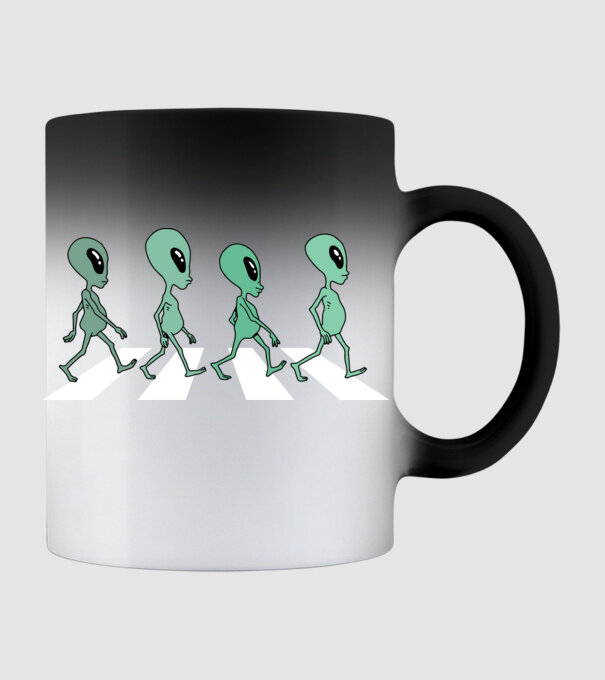 The Aliens minta fekete pólón