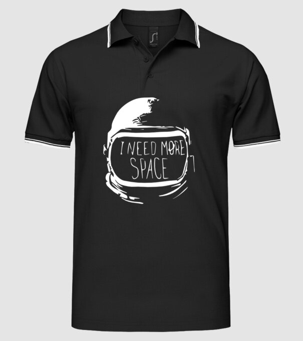I NEED MORE SPACE minta fekete pólón