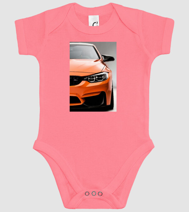 BMW M4 minta rózsaszín pólón