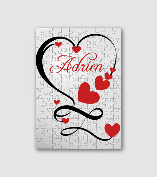 Adrien minta fehér pólón