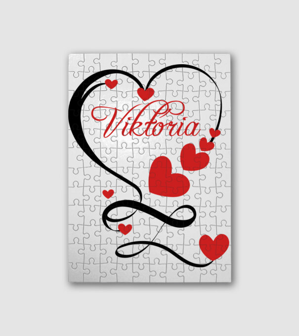 Viktória minta fehér pólón