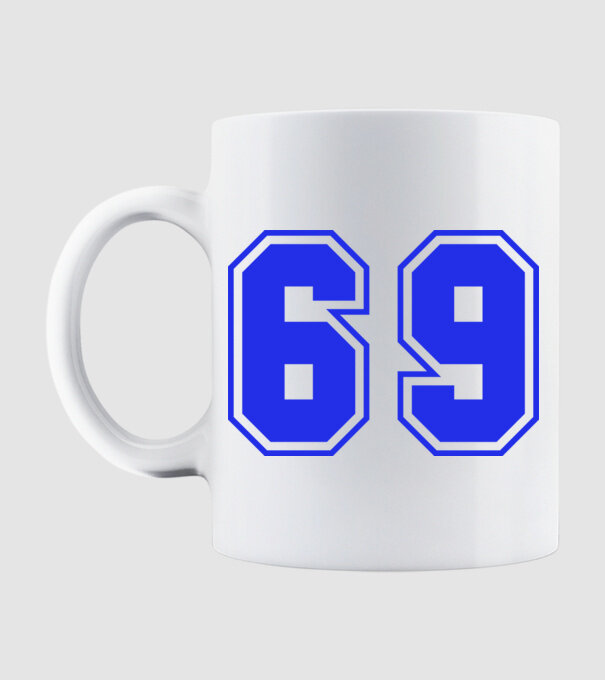 69 minta fehér pólón