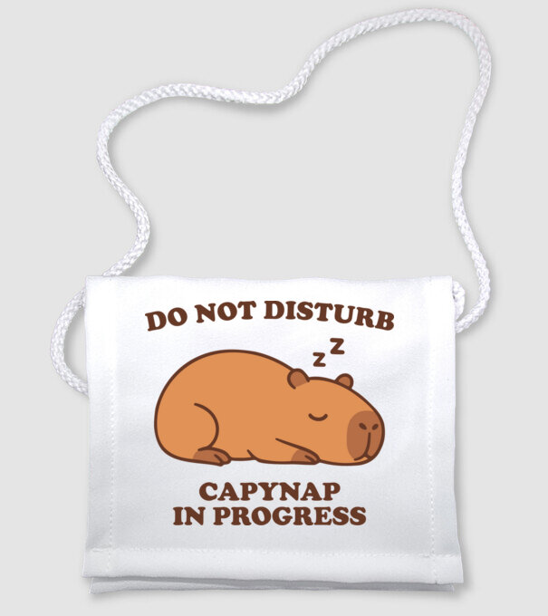 Capynap minta fehér pólón