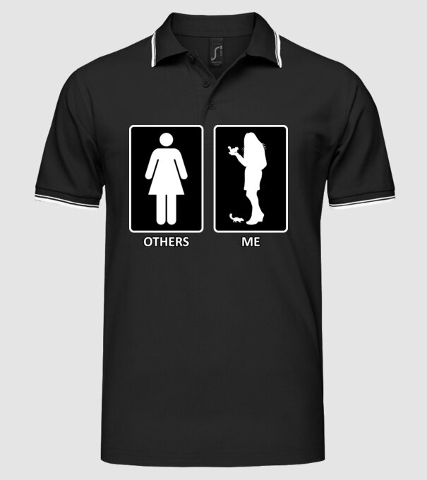 Others vs. Me (nő) - mókus minta fekete pólón