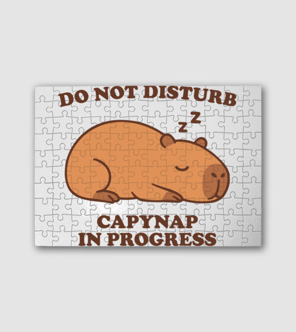 Capynap minta fehér pólón