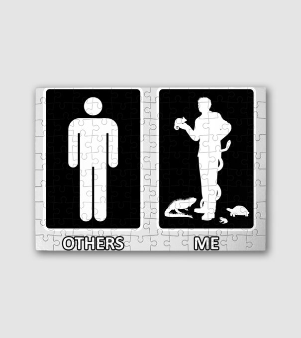 Others vs. Me (férfi) - hüllő minta fehér pólón