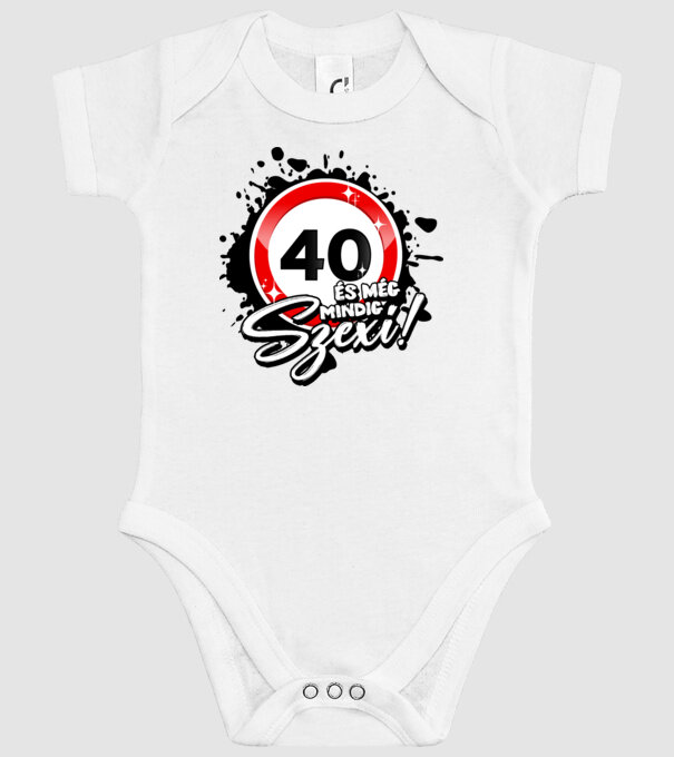 40 és még mindig szexi! minta fehér pólón