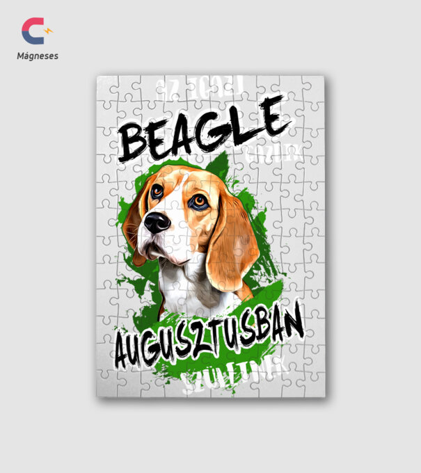 Beagle Augusztus minta fehér pólón