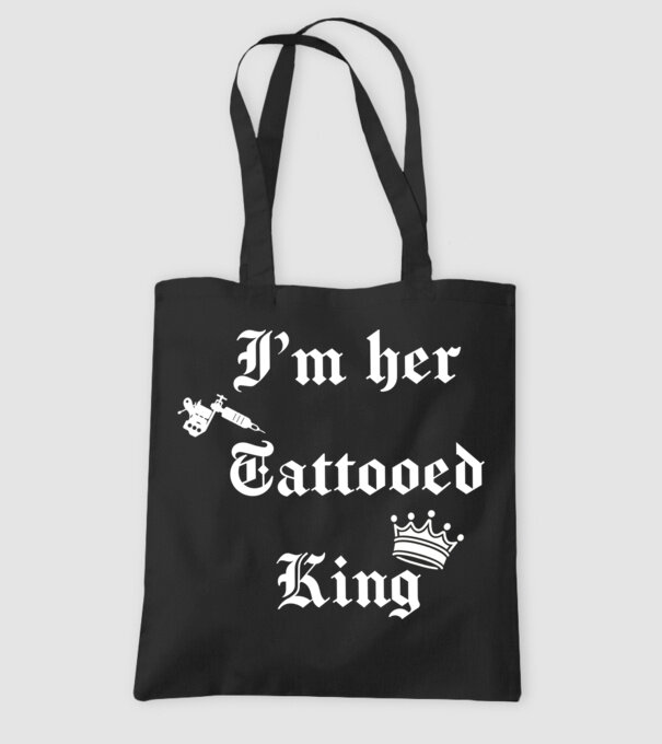 i’m her tattooed king minta fekete pólón