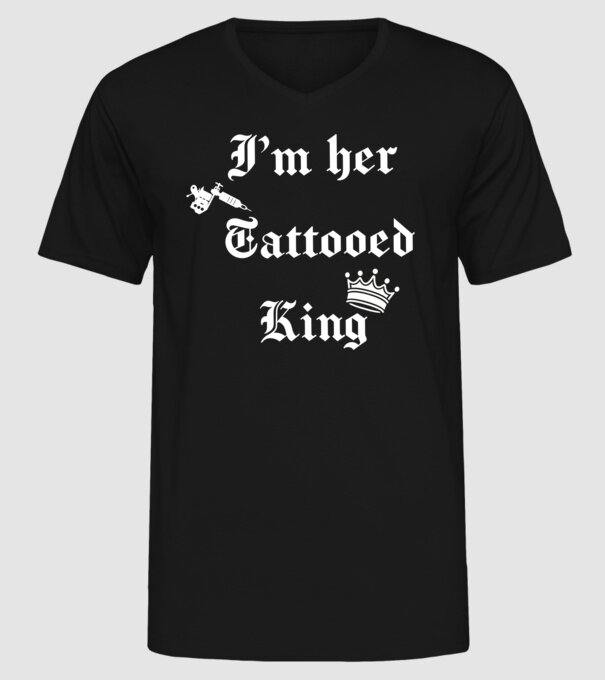 i’m her tattooed king minta fekete pólón