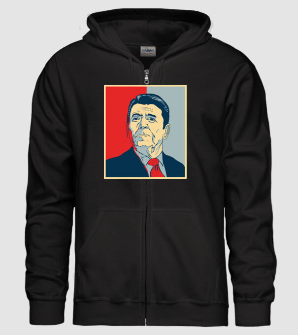 Reagan Hope minta fekete pólón