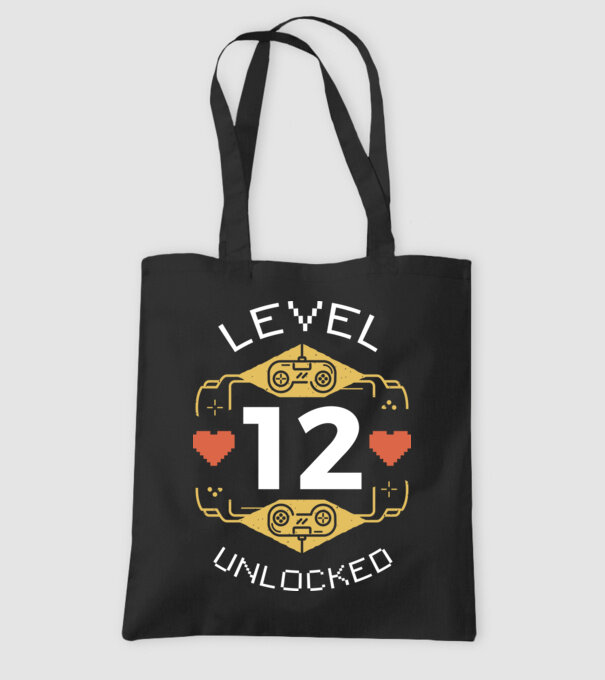 Level 12 Unlocked Gamer póló minta fekete pólón