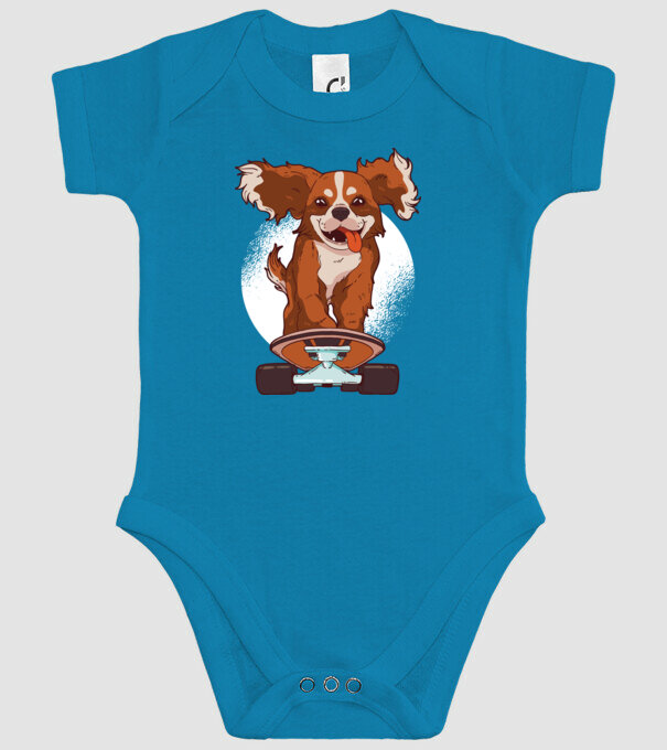Gördeszkás Cavalier King Spániel minta türkiz pólón