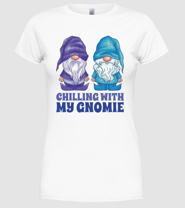 Chilling with my Gnomie minta fehér pólón