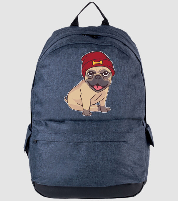 Mopsz sapkában minta farmerkék pólón