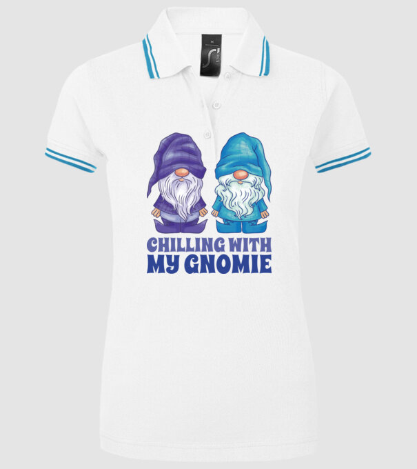 Chilling with my Gnomie minta fehér pólón