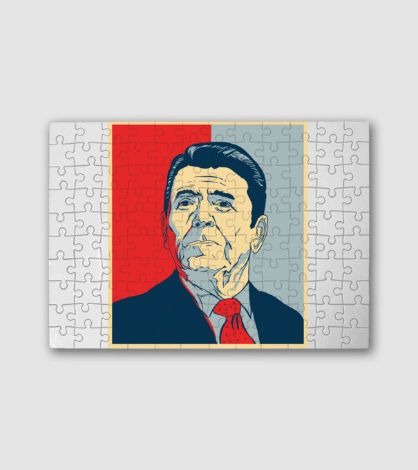 Reagan Hope minta fehér pólón