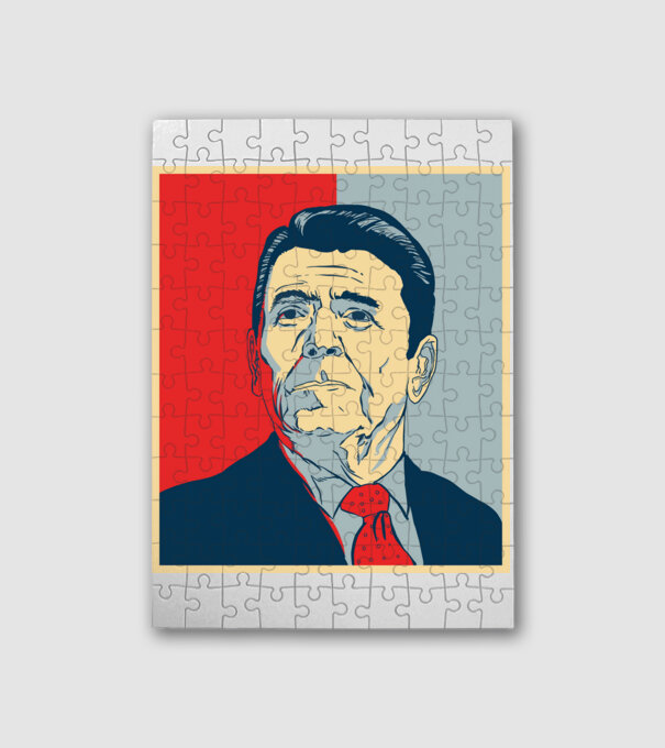 Reagan Hope minta fehér pólón