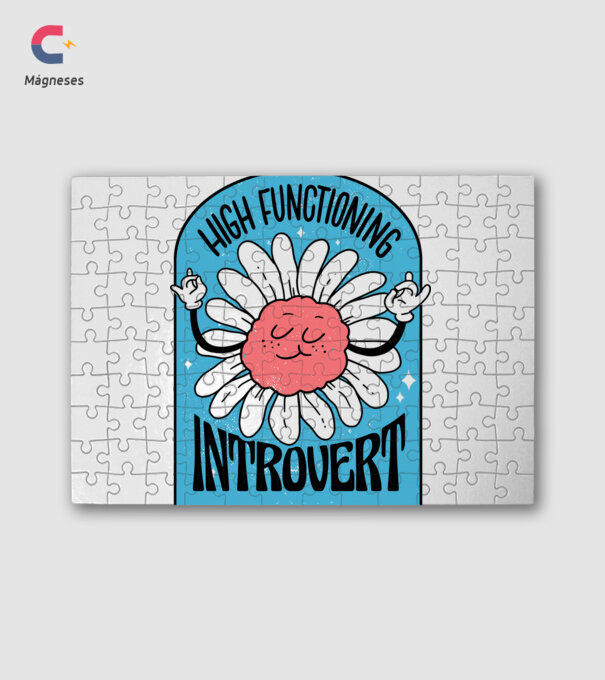 Introvertált minta fehér pólón