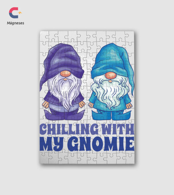 Chilling with my Gnomie minta fehér pólón