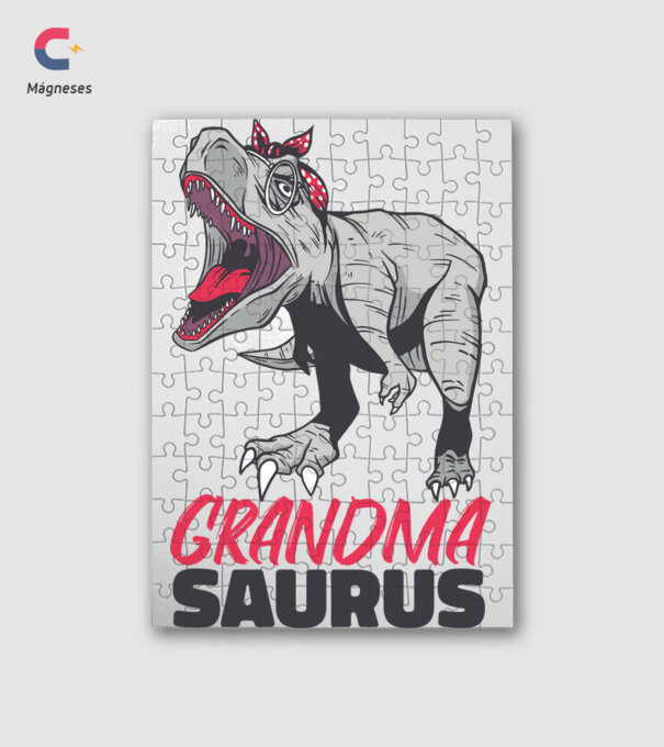 Grandmasaurus minta fehér pólón