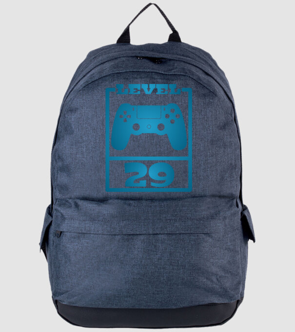 level 29 minta farmerkék pólón