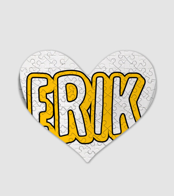 Erik minta fehér pólón