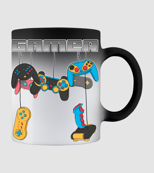 Gamer minta fekete pólón