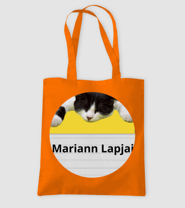 Mariann Lapjai minta narancssárga pólón