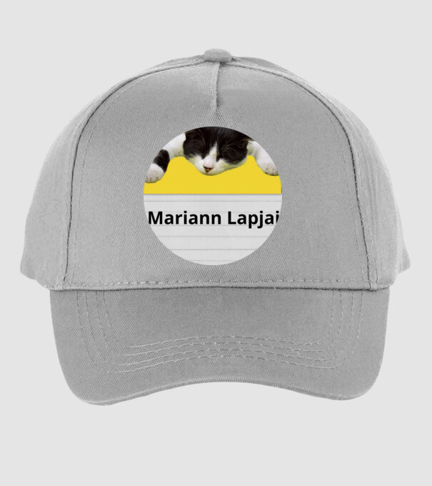 Mariann Lapjai minta szürke pólón
