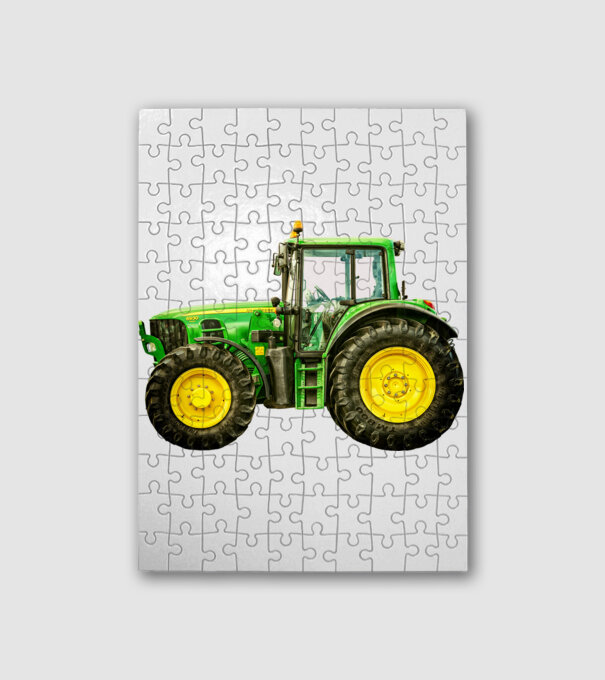 Traktor minta fehér pólón