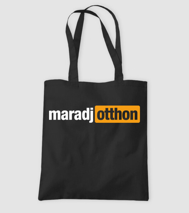 Maradjotthon hub minta fekete pólón