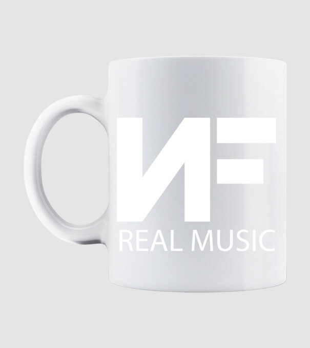 NF real music fehér minta fehér pólón