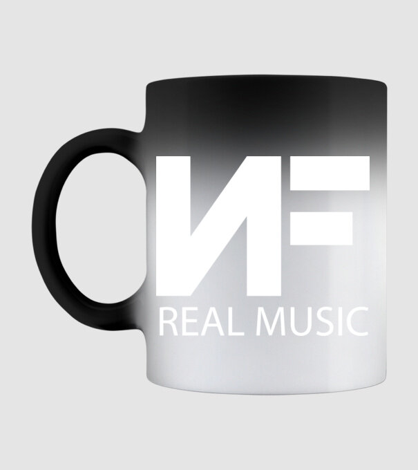 NF real music fehér minta fekete pólón