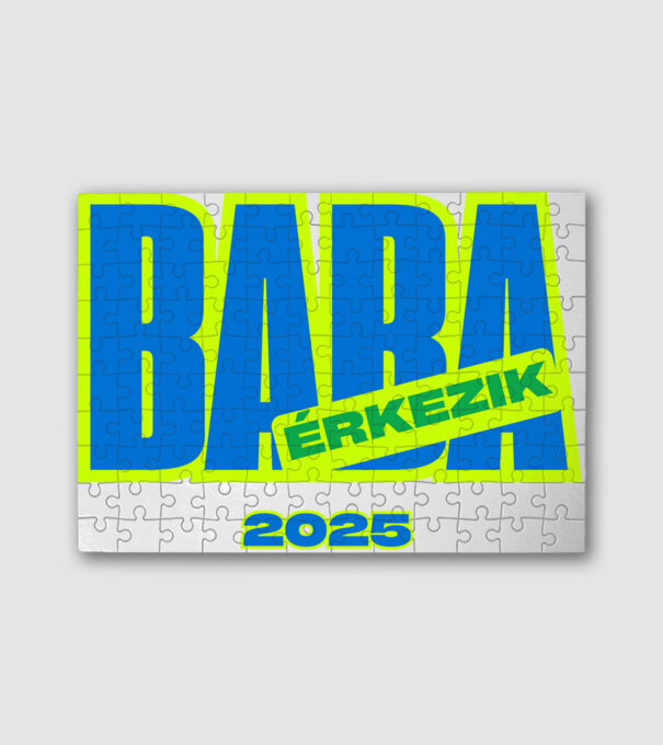 Baba érkezik 2025 – Felkészülni, vigyorogni! minta fehér pólón