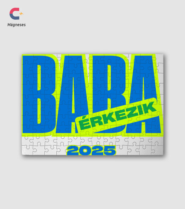 Baba érkezik 2025 – Felkészülni, vigyorogni! minta fehér pólón